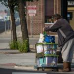 Egy illinoisi férfi ünnepi lázban osztja meg édesanyjával az 1 millió dolláros lottófőnyereményét