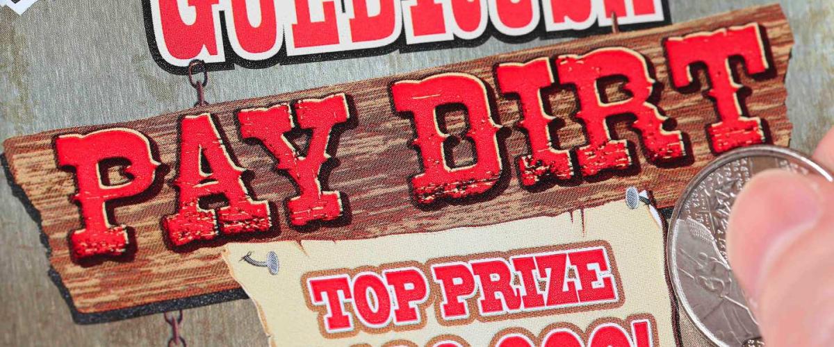 Texasi lakos nyer 100,000 dollárt férje meglepetés Arkansas Lottó szelvényével