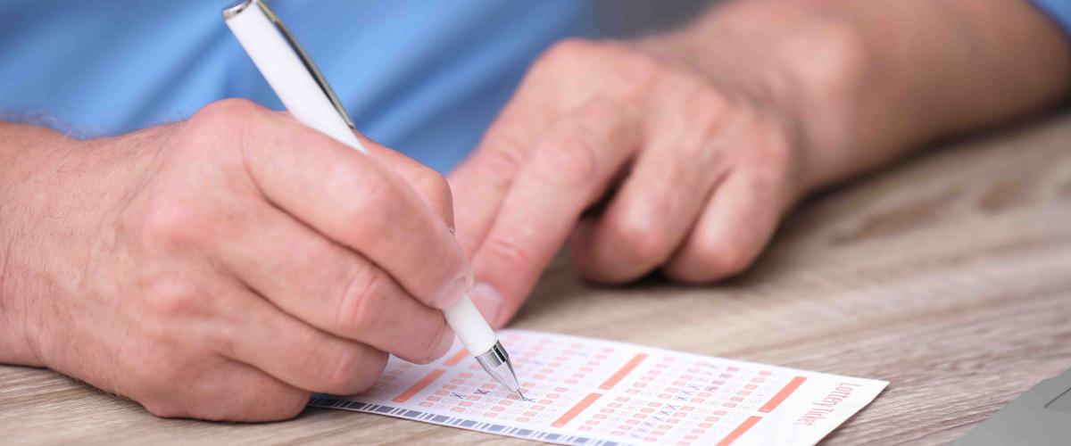 Egy visszavonult észak-karolinai farmer 10 éve játszott minden sorsoláson, és nyert 2 millió dollárt a Powerball lottón