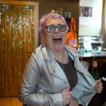 Washingtoni nő kreatívan öltözött fel, mikor kézhez vette 2 millió dolláros lottónyereményét